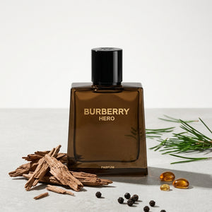 Burberry Hero Parfum kvepalų buteliukas su kedro drožlėmis ir pušies spygliais – vyriškas medienos aromatas, Aroma Tale