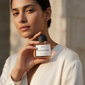 Byredo Mojave Ghost Absolu de Parfum kvepalų buteliukas modelio rankose – Aromatale