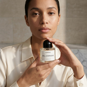 Byredo Bal d'Afrique EDP smaržu pudele modeļa rokās – Aromatale