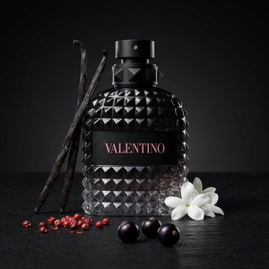 Valentino Born In Roma Uomo EDT kvepalų buteliukas tamsioje kompozicijoje