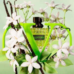 Valentino Donna Born in Roma Green Stravaganza EDP lifestyle nuotrauka – zalias gaivus geliu aromatas moterims