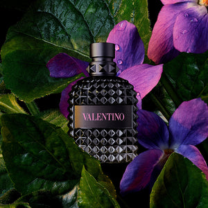 Valentino Born in Roma EDT kvepalai tarp violetinių gėlių – modernus Valentino aromatas vyrams, Aroma Tale