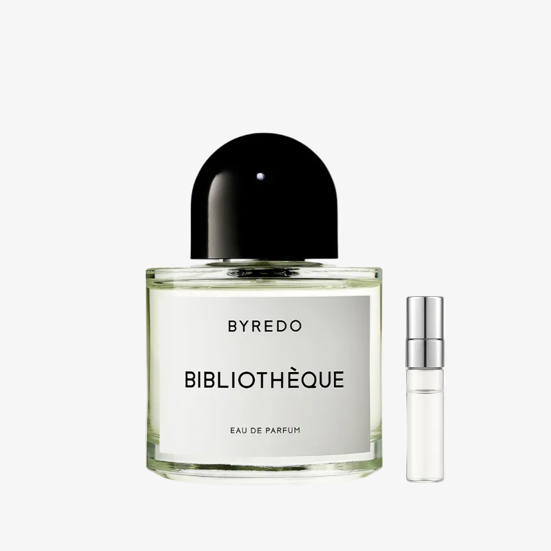Byredo Bibliothèque EDP kvepalų buteliukas ir Aromatale kvepalų mėginukas – jaukus slyvų, odos ir vanilės aromatas