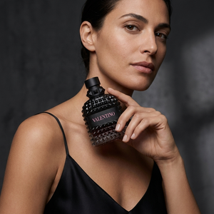 Moteris laiko Valentino Born In Roma Uomo Intense EDP kvepalų buteliuką