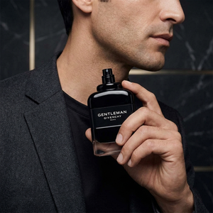Vyras laiko Givenchy Gentleman EDP kvepalų buteliuką